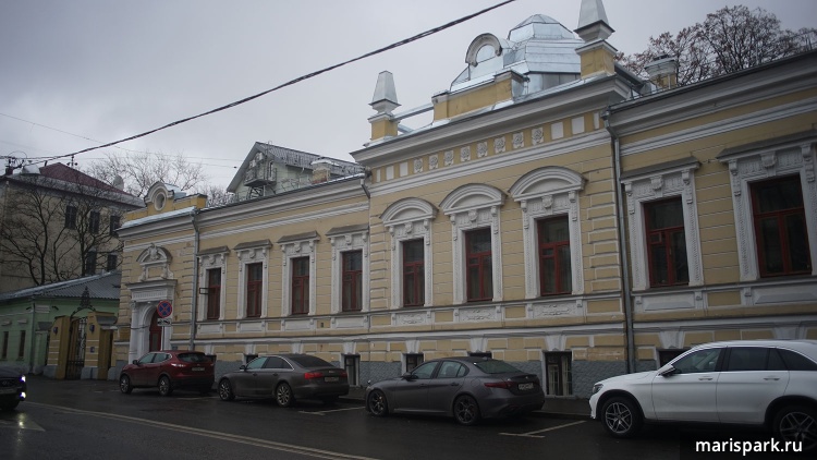 Главный дом городской усадьбы Капцовой