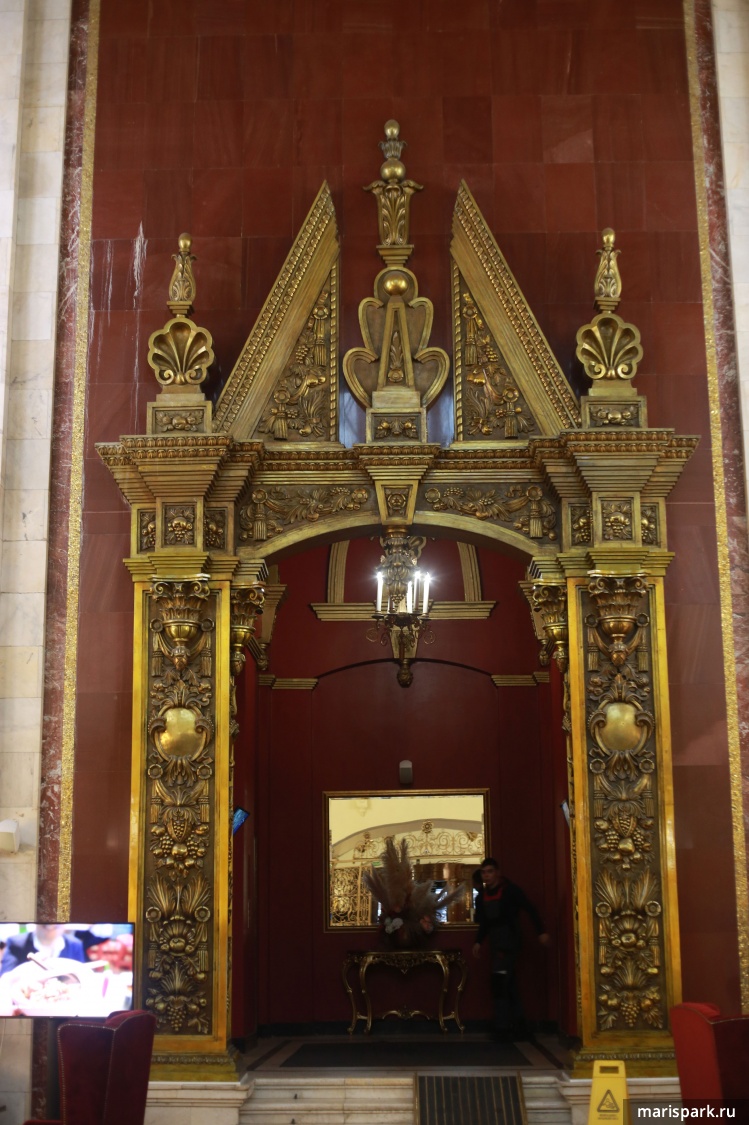 Лифтовой холл напоминает притвор, средний храм и алтарь