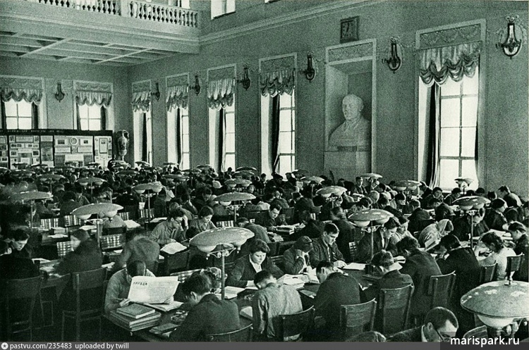 В советское время в бальном зале находился читальный зал