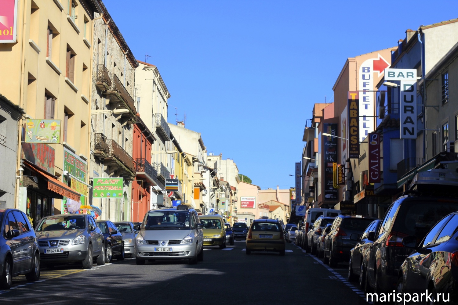 Nice barcelona. Тулон город во Франции. Тулон Франция достопримечательности. Франция Тулон улицы города. Тулон в Провансе.